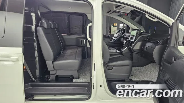 Hyundai Staria 2025 thumb 2