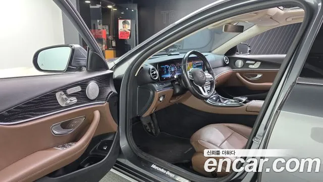 Mercedes-Benz E-Class 2020 thumb 9