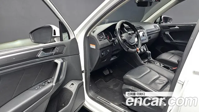 Volkswagen Tiguan 2018 thumb 2