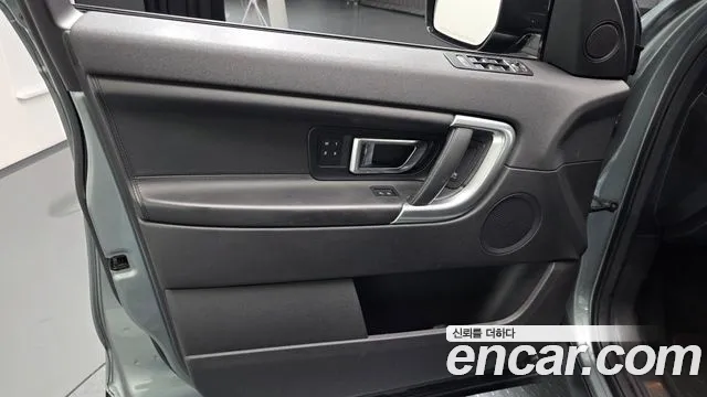 Land Rover Discovery Sport 2017 thumb 10