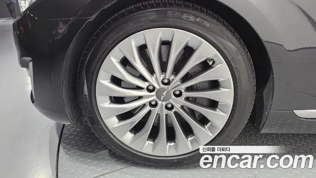 Genesis G90 2017 thumb 2