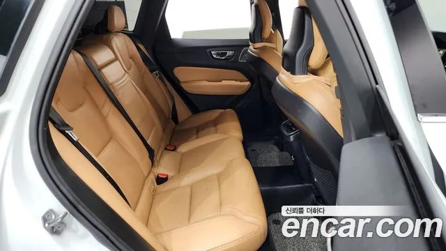 Volvo XC60 2017 thumb 10