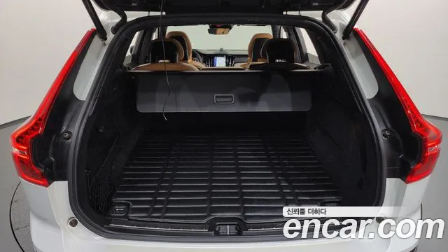 Volvo XC60 2017 thumb 4