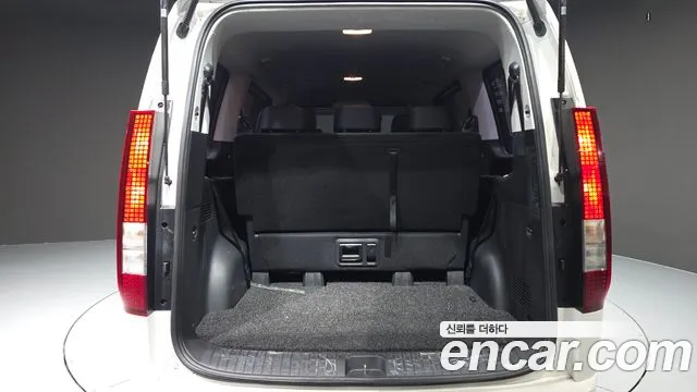 Hyundai Staria 2024 thumb 2