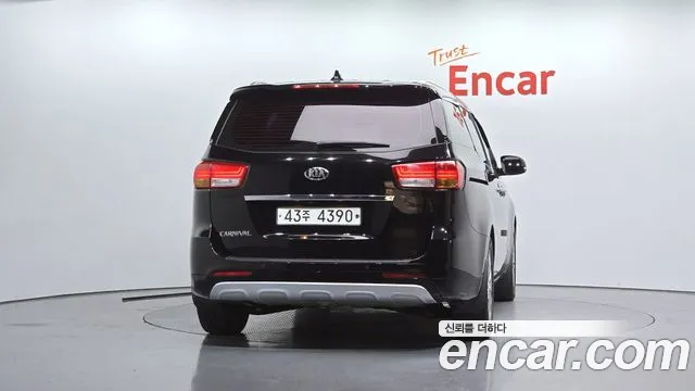 Kia Carnival 2015 thumb 10