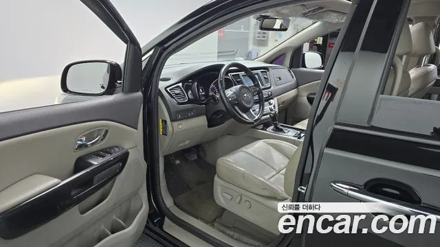 Kia Carnival 2015 thumb 11