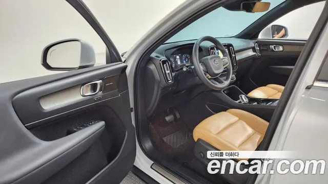Volvo XC40 2019 thumb 4