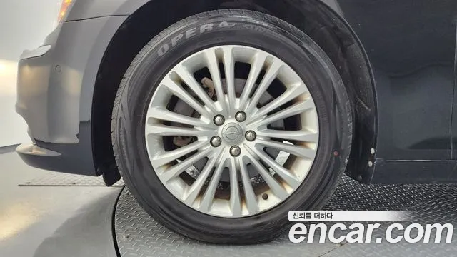 Chrysler 300C 2014 thumb 8
