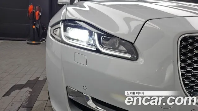 Jaguar XJ 2018 thumb 5
