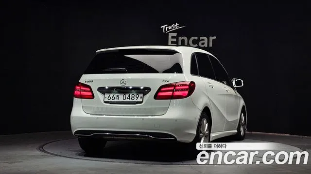Mercedes-Benz B-Class 2015 thumb 10