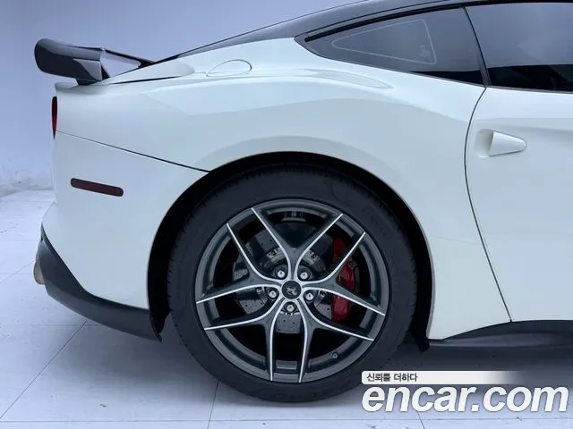 Ferrari F12 Berlinetta 2014 thumb 6