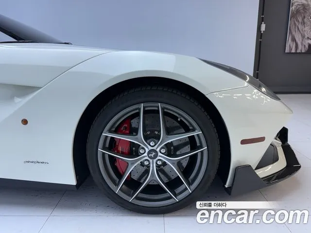 Ferrari F12 Berlinetta 2014 thumb 2