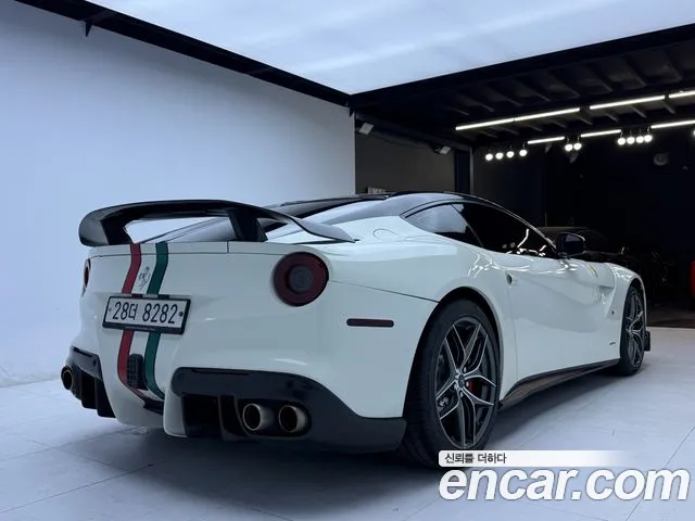 Ferrari F12 Berlinetta 2014 thumb 8