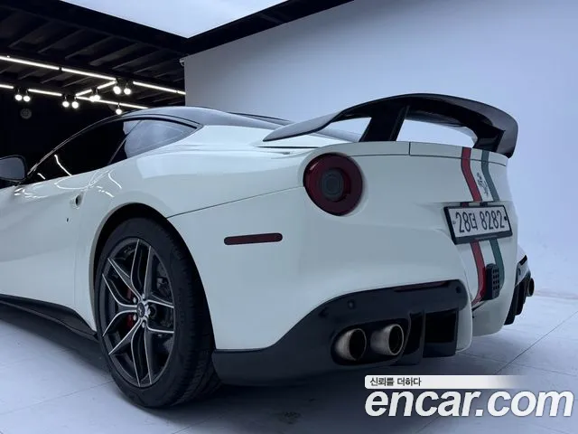 Ferrari F12 Berlinetta 2014 thumb 9
