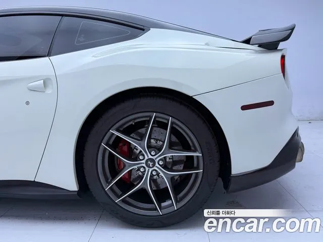 Ferrari F12 Berlinetta 2014 thumb 12