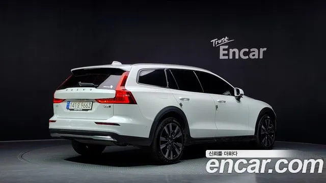 Volvo V60 Cross Country 2023 thumb 10