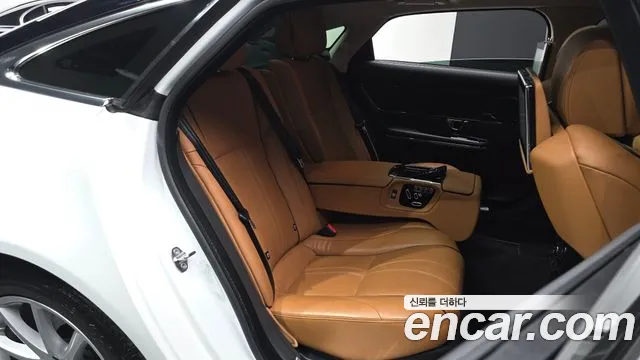 Jaguar XJ 2019 thumb 2