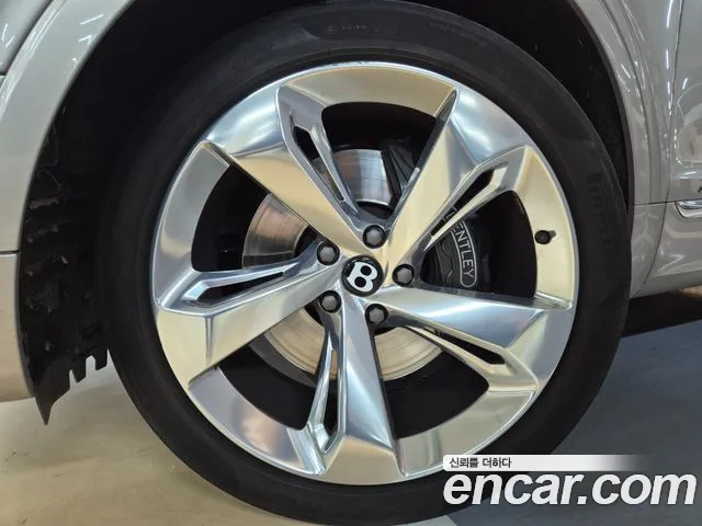 Bentley Bentayga 2023 thumb 11