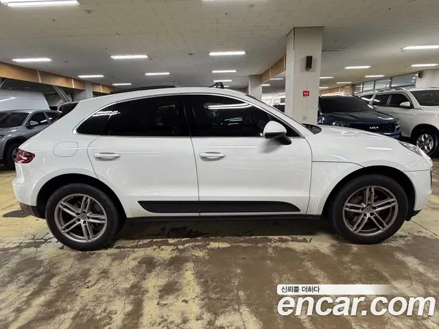 Porsche Macan 2017 thumb 12
