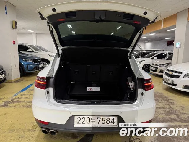 Porsche Macan 2017 thumb 10