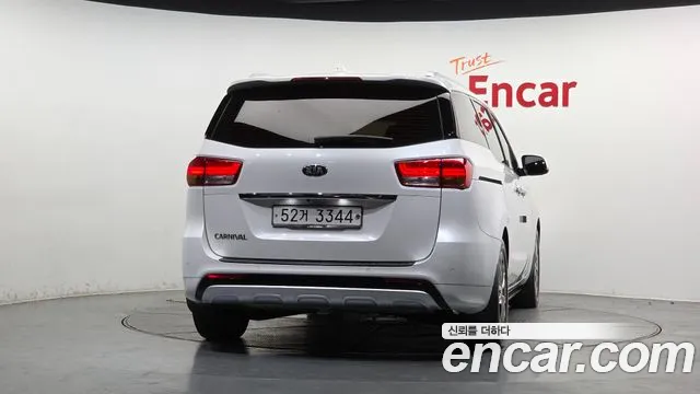 Kia Carnival 2017 thumb 2