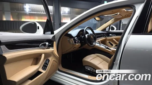 Porsche Panamera 2015 thumb 2
