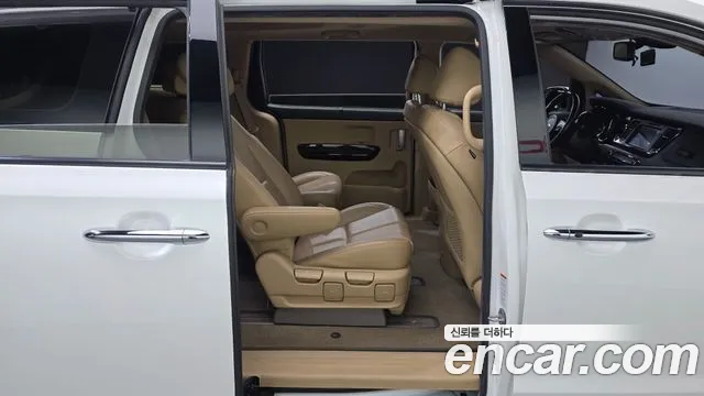 Kia Carnival 2015 thumb 11