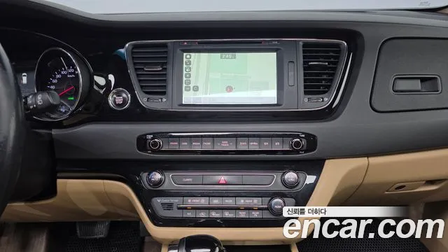 Kia Carnival 2015 thumb 12