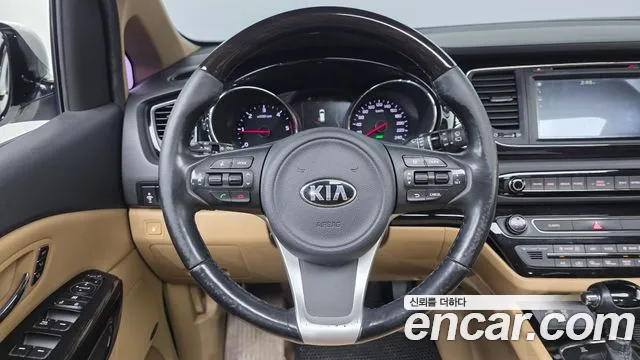 Kia Carnival 2015 thumb 4