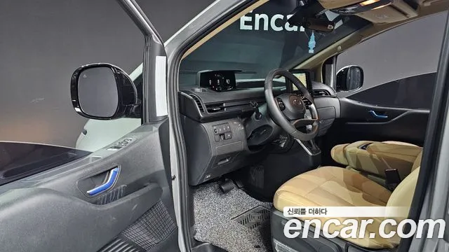 Hyundai Staria 2023 thumb 4