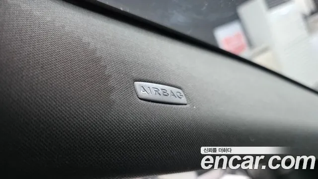 Land Rover Range Rover Velar 2019 thumb 12