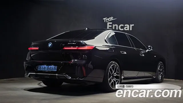 BMW i7 2023 thumb 9