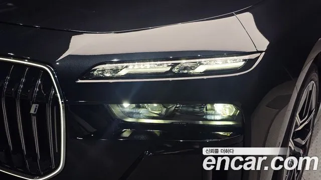 BMW i7 2023 thumb 10
