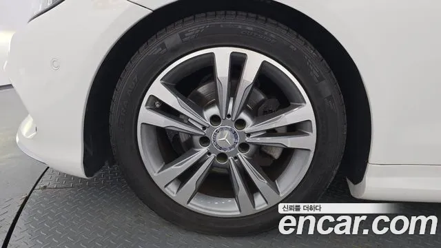 Mercedes-Benz E-Класс 2015 thumb 10