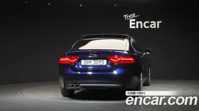 Jaguar XE 2019 thumb 3