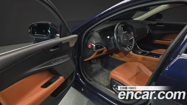 Jaguar XE 2019 thumb 10