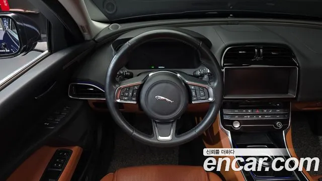 Jaguar XE 2019 thumb 9