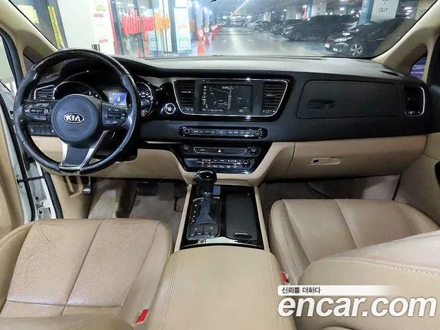 Kia Carnival 2016 thumb 10