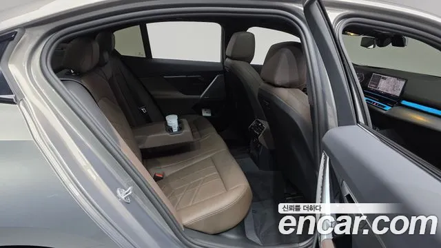 BMW 5 серии 2025 thumb 4