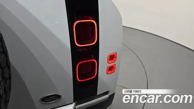 Land Rover Defender 2021 thumb 7
