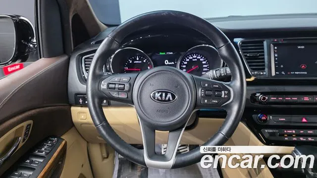 Kia Carnival 2017 thumb 12