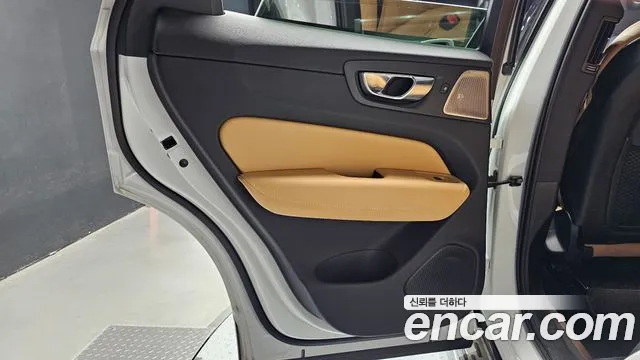 Volvo XC60 2021 thumb 2