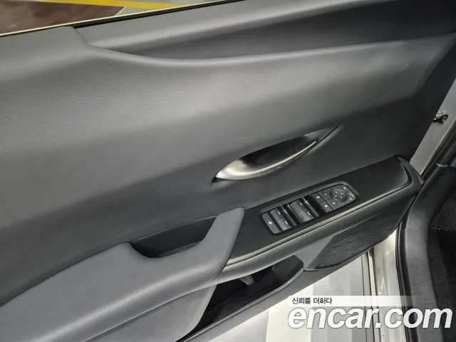 Lexus UX 2025 thumb 9
