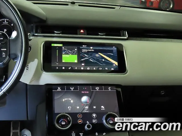 Land Rover Range Rover Velar 2017 thumb 3