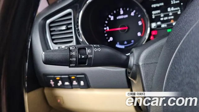 Kia Carnival 2015 thumb 12