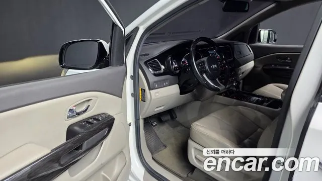 Kia Carnival 2016 thumb 11