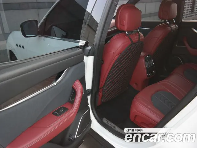 Maserati Levante 2018 thumb 6