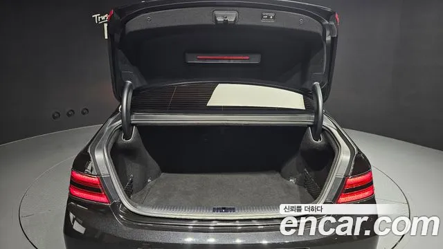 Genesis G90 2018 thumb 8