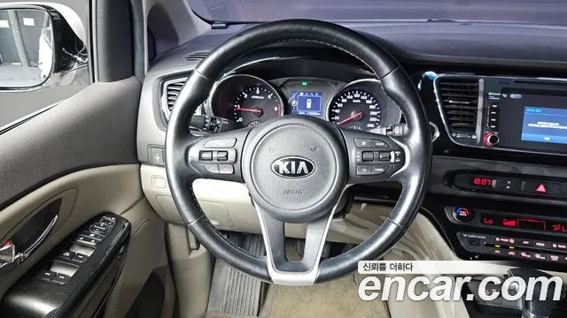 Kia Carnival 2017 thumb 5