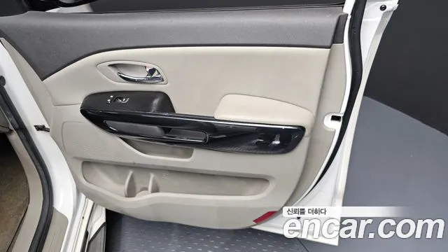 Kia Carnival 2017 thumb 10